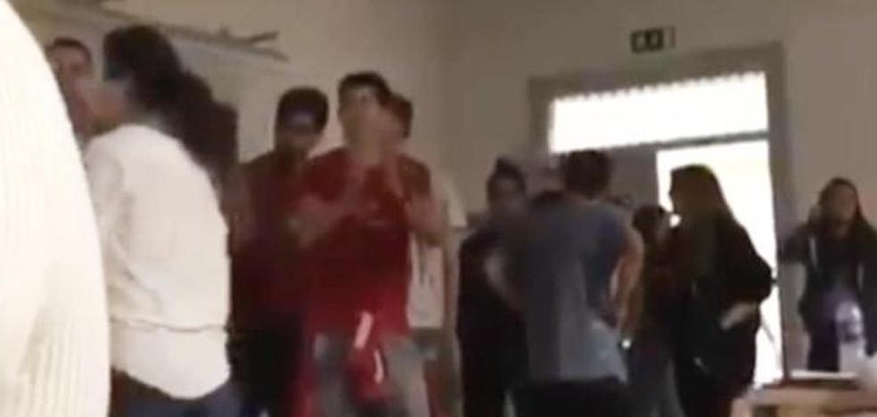 Una profesora de la Autónoma se enfrenta a unos alumnos pro referéndum que irrumpen en el aula