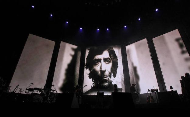 Siete músicos acompañaban al artista.