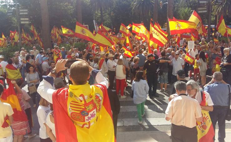 Concentración en la puerta del Ayuntamiento de Málaga contra el referéndum en Cataluña