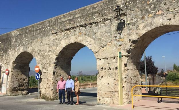 Trujillo, Pérez y Doña, delante del acueducto de la Fuente del Rey, que pasa por varios municipios./P. R. Q.