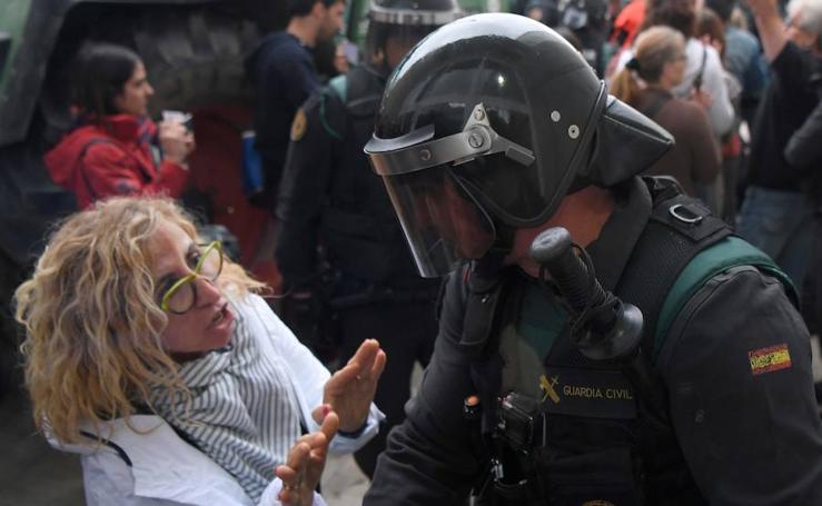 Los enfrentamientos entre la Policía y la gente concentrada, en imágenes