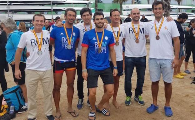Los medallistas en remo de mar del Club Mediterráneo. /SUR