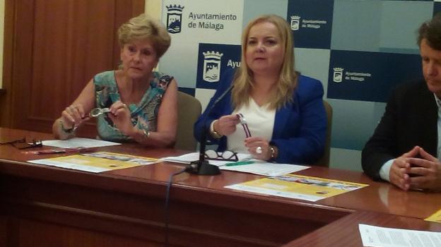 María Victoria Martín y Francisca Bazalo muestran las pulseras. :: sur/