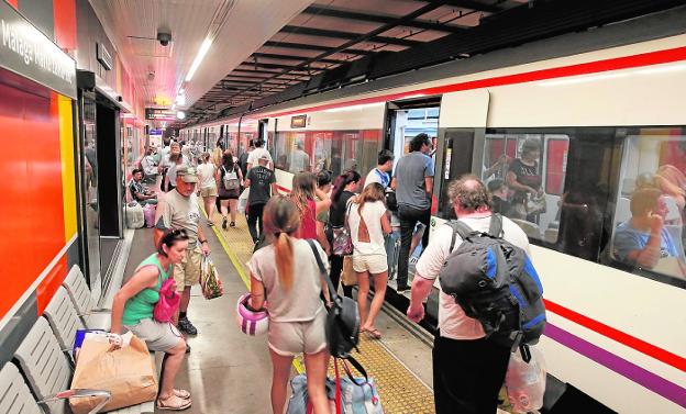 Usuarios suben a un tren de Cercanías en la estación María Zambrano./Ñito Salas
