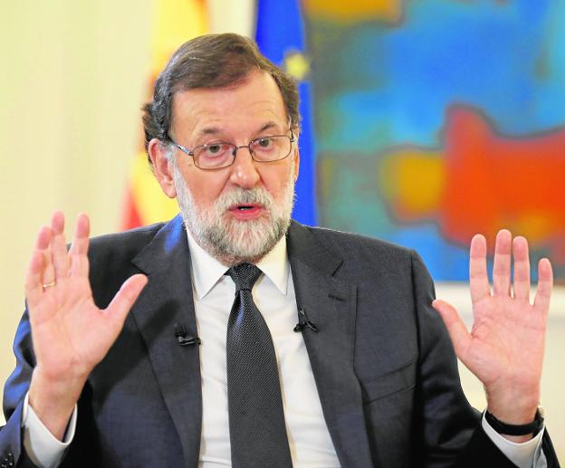 El jefe del Gobierno, Mariano Rajoy, durante un momento de la entrevista con la agencia Efe ayer en La Moncloa. :: ángel díaz / efe
/