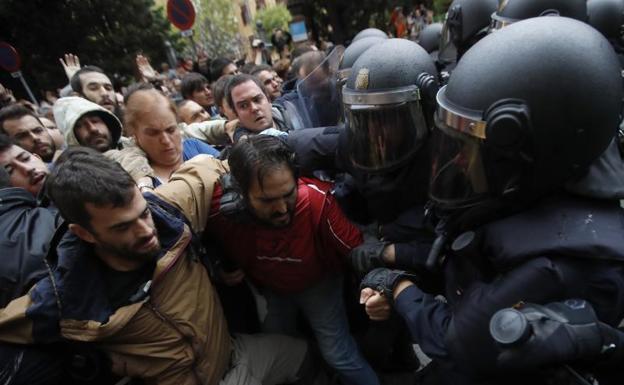 Cordón policial el pasado domingo durante el referéndum ilegal en Barcelona./Efe