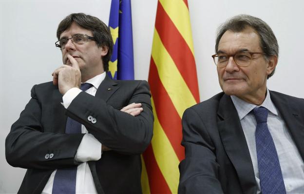 Puigdemont y Mas presiden el martes el Comité Nacional del PdeCat, para valorar el referéndum el 1-0. :: a. dalmau / efe/