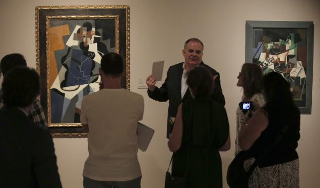 Eugenio Carmona explica uno de los cuadros de Juan Gris. :: sur/