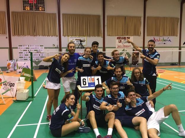 La plantilla del Arjonilla posa con el resultado final. :: sur/