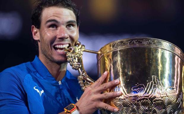 Nadal, tras recoger el trofeo. /Nicolas Asfouri (Afp)