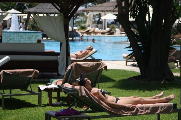 Turistas disfrutan de las buenas temperaturas en un hotel de la Costa./SUR