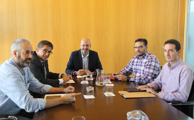 El alcalde de Cártama, Jorge Gallardo (en el centro), acompañado de técnicos de Ensesa durante la reunión./Sur