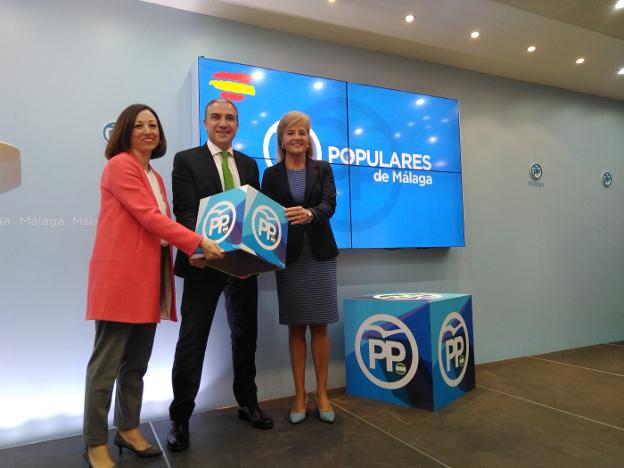 Patricia Navarro, Elías Bendodo y Esperanza Oña, ayer en la sede del PP. :: f. j./