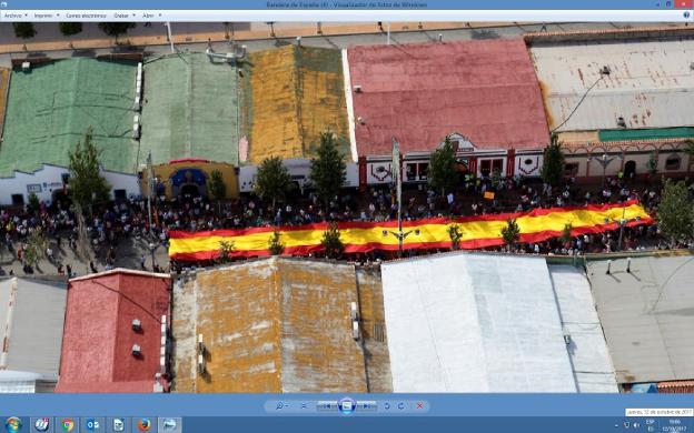 Imagen aérea de la bandera de 50 metros desplegada ayer en Fuengirola. :: i. gelibter/