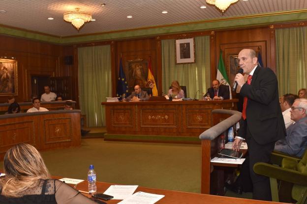 El concejal de Hacienda, Manuel Osorio, durante su intervención en el pleno. :: josele-lanza/