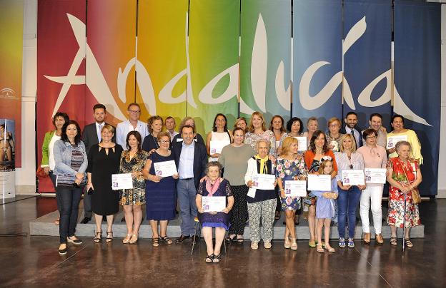 Foto de familia de las premiadas ayer en la sede de Turismo Andaluz. :: francis silva/