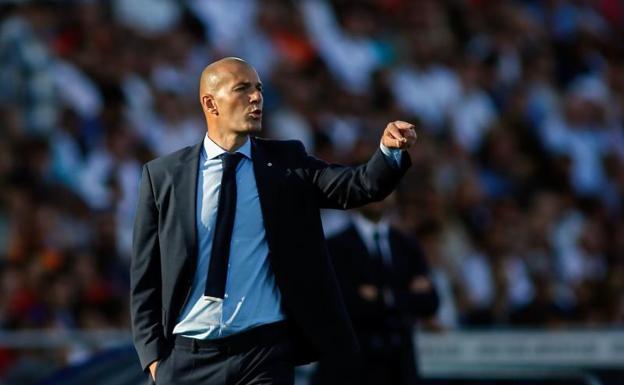 Zinedine Zidane, durante el partido del Coliseum. /AFP