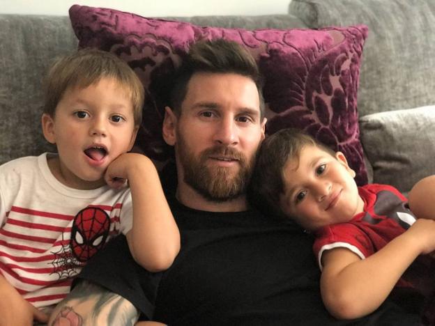 Lionel Messi junto a sus dos hijos varones Mateo (izquierda) y Thiago. :: instagram/