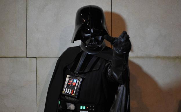 Imagen de archivo de una persona disfrazada de Darth Vader./