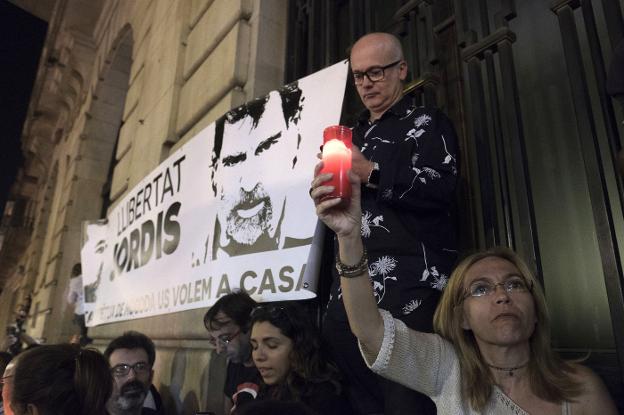 Carteles. Los manifestantes pidieron la libertad de Sánchez y Cuixart. :: martín benet/