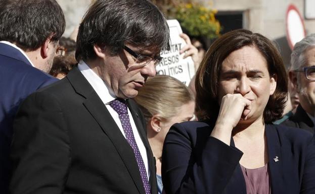 Colau y Puigdemont en la concentración en protesta por las detenciones./Efe