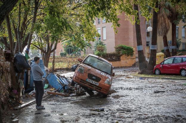Aspecto de una calle en Jerez tras la tromba de agua de la mañana de ayer. /EFE