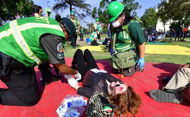 Simulacro de rescate tras un terremoto en Los Ángeles. /FREDERIC J. BROWN (Afp)