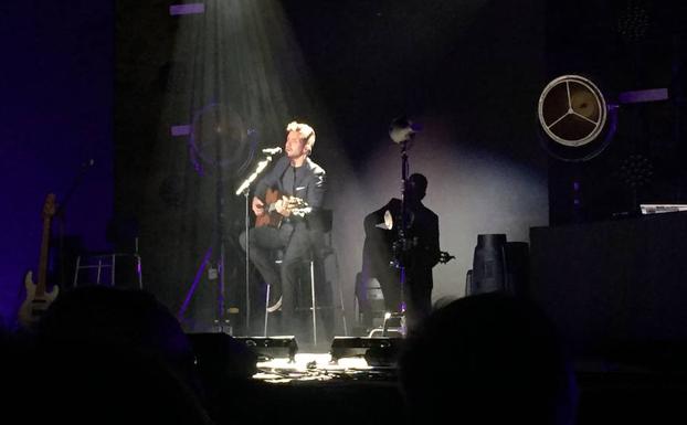 Pablo Alborán, durante el concierto de anoche en el Castillo de Gibralfaro. /Fernando González