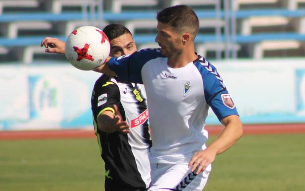 Indiano controla un balón en el último partido en casa. /J. Rodríguez