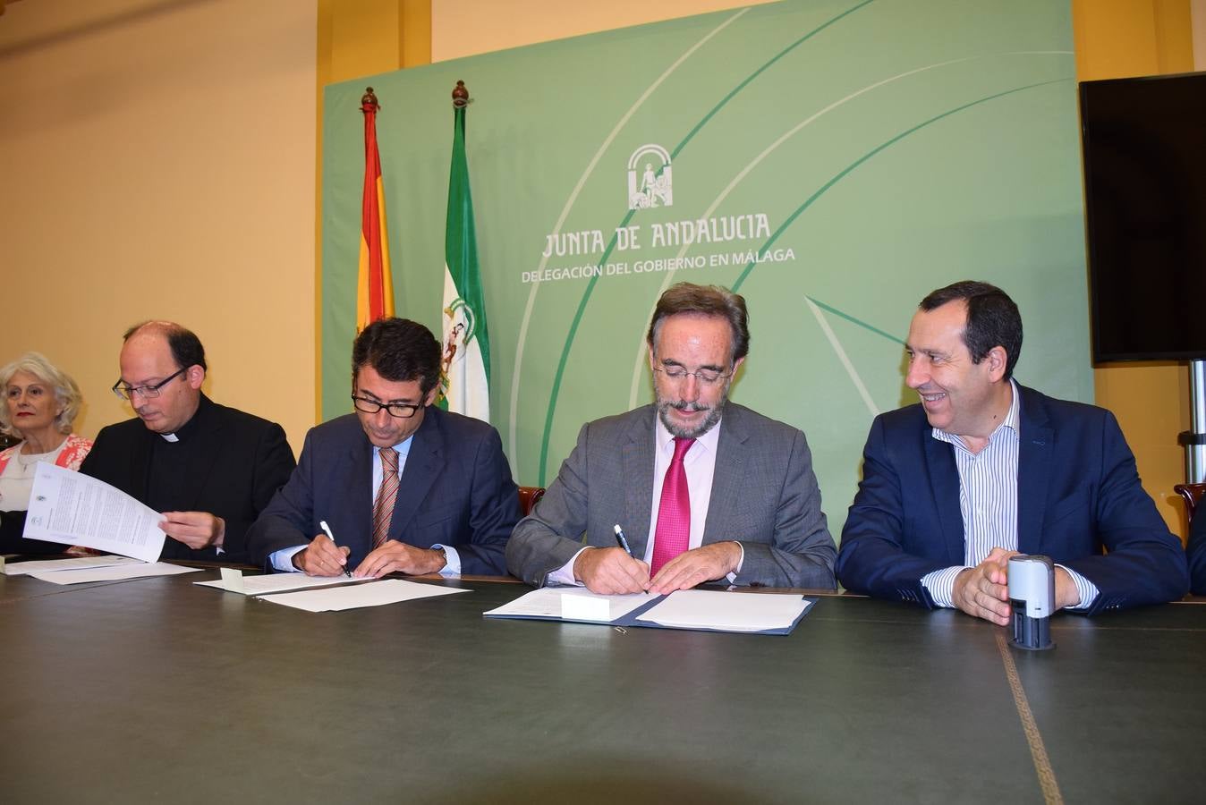 El alcalde de Coín y el consejero de Fomento, en el centro /Fernando Torres