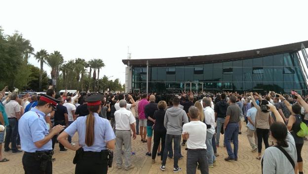 Unos Mossos d'Esquadra observan a cierta distancia la intervención de la Policía Nacional en un colegio electoral el 1-O. :: R. C./