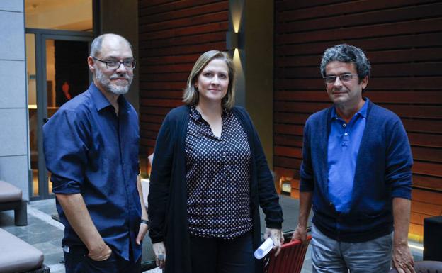 La escritora Sonia Hernández, ayer, entre Pablo Aranda y José Antonio Mesa Toré./Álvaro Cabrera