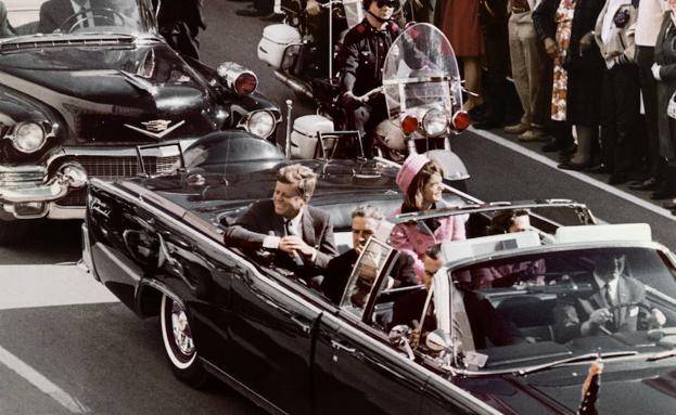 John Fitzgerald Kennedy acompañado de su esposa Jacqueline en una calle de Dallas./