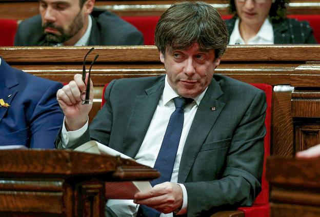 Puigdemont lee un documento en el pleno del Parlamento catalán celebrado ayer tras su negativa a convocar elecciones. :: Albert Gea / reuters/