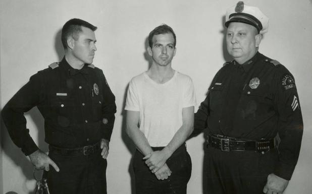 Imagen de archivo con Oswald detenido por la Policía. /Reuters