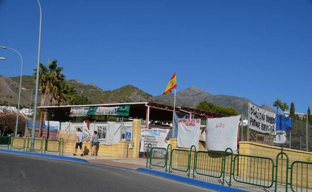 Los bomberos del retén han instalado pancartas de protesta/E. C.