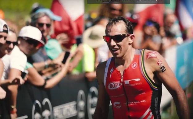 El triatleta malagueño, el pasado domingo, llegando exhausto a la meta en la isla hawaiana de Maui. /Sur