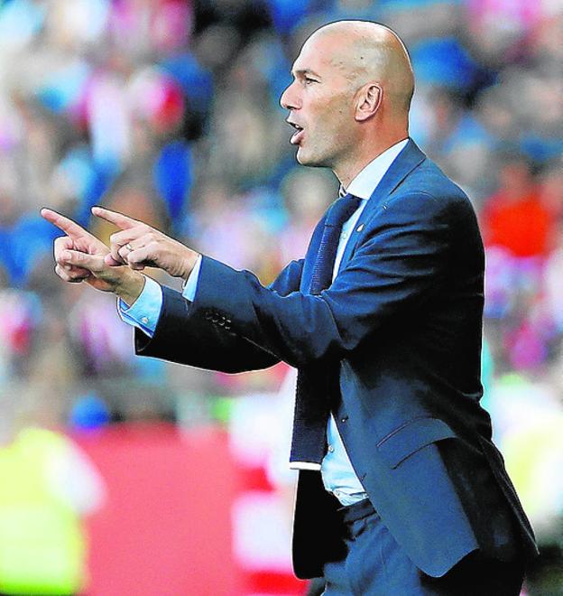 Zidane, durante el encuentro que el Madrid perdió en el campo del Girona. :: efe/