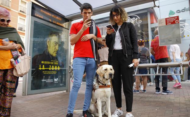 La app de la EMT lanza un sistema pionero para que los invidentes soliciten su parada de autobús