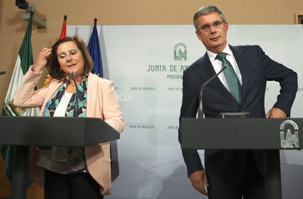 La consejera de Igualdad, María José Sánchez Rubio, y el portavoz, Juan Carlos Blanco, ayer tras el Consejo de Gobierno. :: efe/