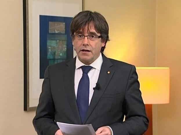 El expresidente de la Generalitat, Carles Puigdemont, lee su mensaje grabado desde Bélgica y emitido ayer por TV3. :: efe/