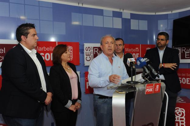 El alcalde de Istán, durante la rueda de prensa. :: josele-lanza/