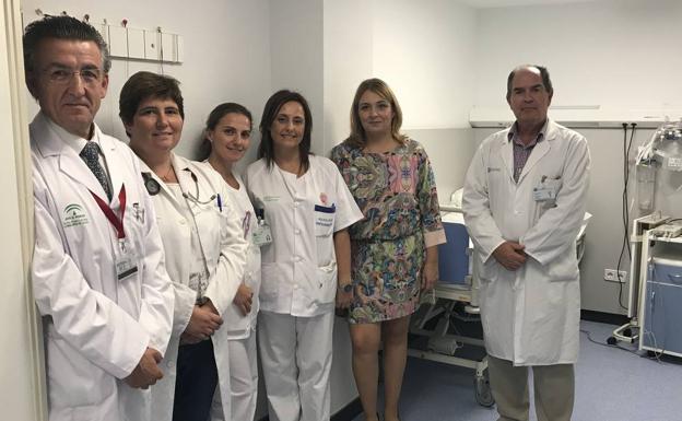 La delegada de Salud, segunda por la derecha, junto al doctor De la Cruz, en la unidad del sueño./SUR