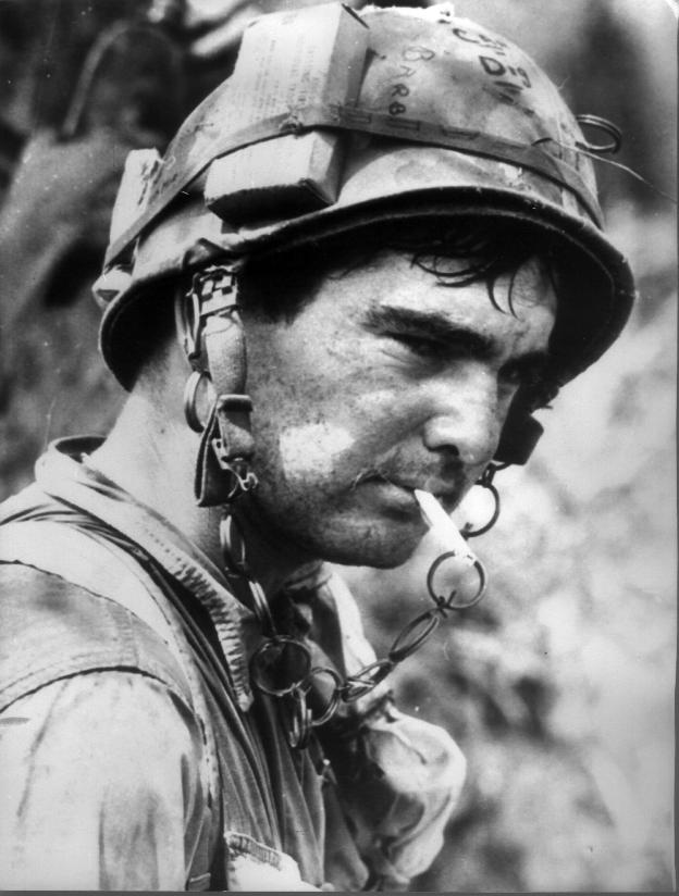 El soldado norteamericano Carl Line, fumando en Vietnam. :: kent potter/
