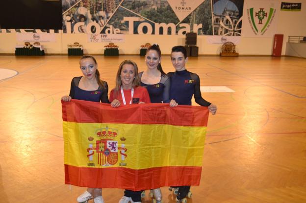 Los tres representantes del club de Alhaurín, con su entrenadora. :: sur
/