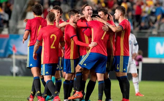 Los jugadores de la sub-21 celebran el gol de Fabián Ruiz./Marcial Guillén (Efe)