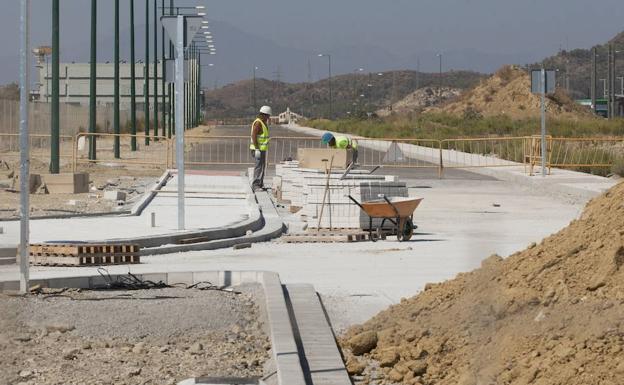 El parque se desarrolla alrededor de El Rayo Verde (al fondo). La residencia, al norte de las vías del metro./A. C.