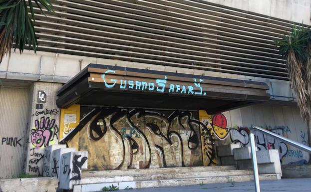 Pintadas en el edificio abandonado de Correos./