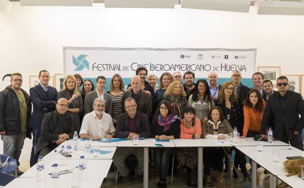 Foto de familia de los presentes ayer en la reunión celebrada en el Festival de Huelva. /Sur