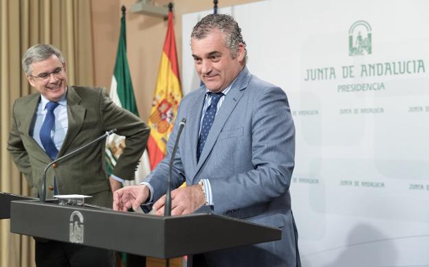 El portavoz (izda.) con el consejero de Empleo, Javier Carnero. /EFE